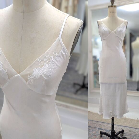 Elegant Cream Chemise - Picture 2 of 4